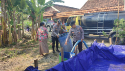 Polres Bojonegoro Distribusikan 8.000 Liter Air Bersih untuk Warga Ngambon