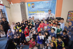 Kapolrestabes Surabaya Turun Langsung Bagikan Sembako ke Warga Gubeng Masjid