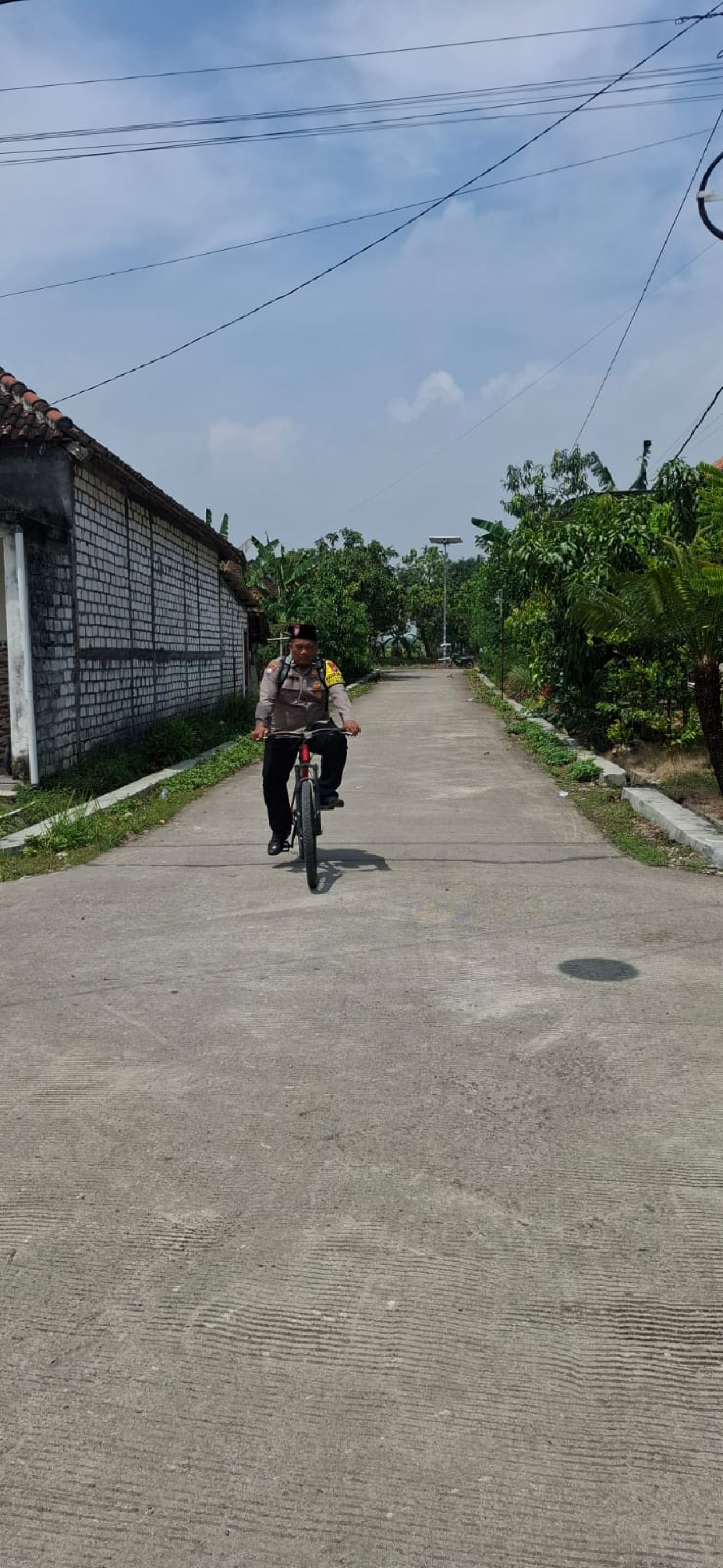 Foto patroli ke masyarakat dengan sepeda angin
