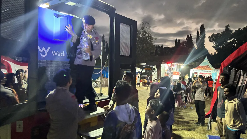 Hadirnya Kendaraan Watergen Brimob, Pelepas Dahaga Warga Pengungsian di Manggarai