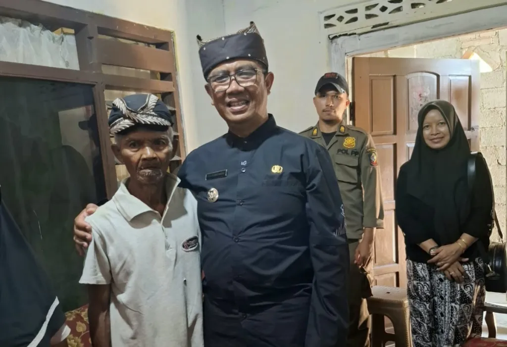 Mbah Suwarno, Sosok Viral Saat Hormat Bendera Pada Upacara HUT Ke-81 RI, Camat Muncar Sambangi Rumahnya