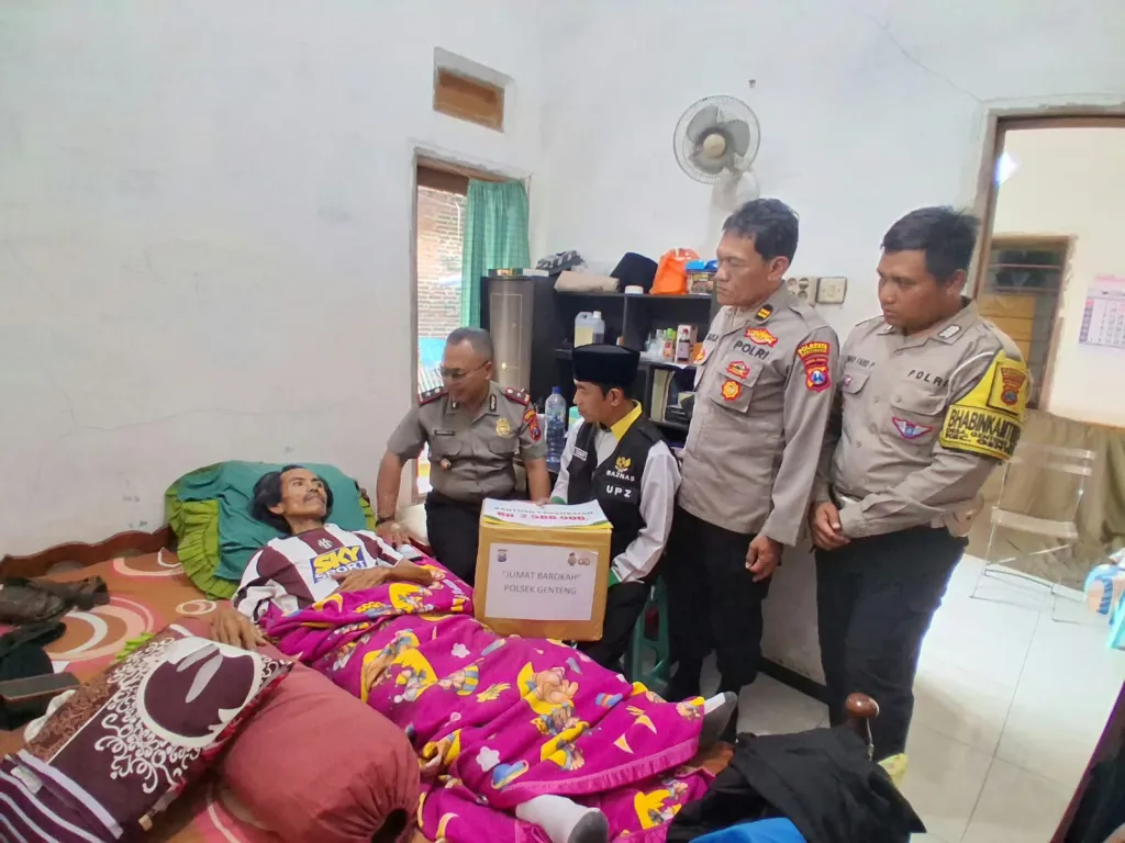 Polsek Genteng dan BAZNAS Sambangi Warga Sakit, Salurkan Bantuan Rp 2,5 Juta serta Paket Sembako
