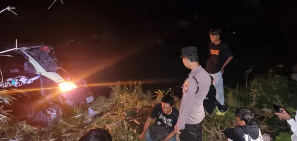 Pickup Grandmax Terjun dari Sasak Tambong, Pengemudi Alami Luka di Wajah