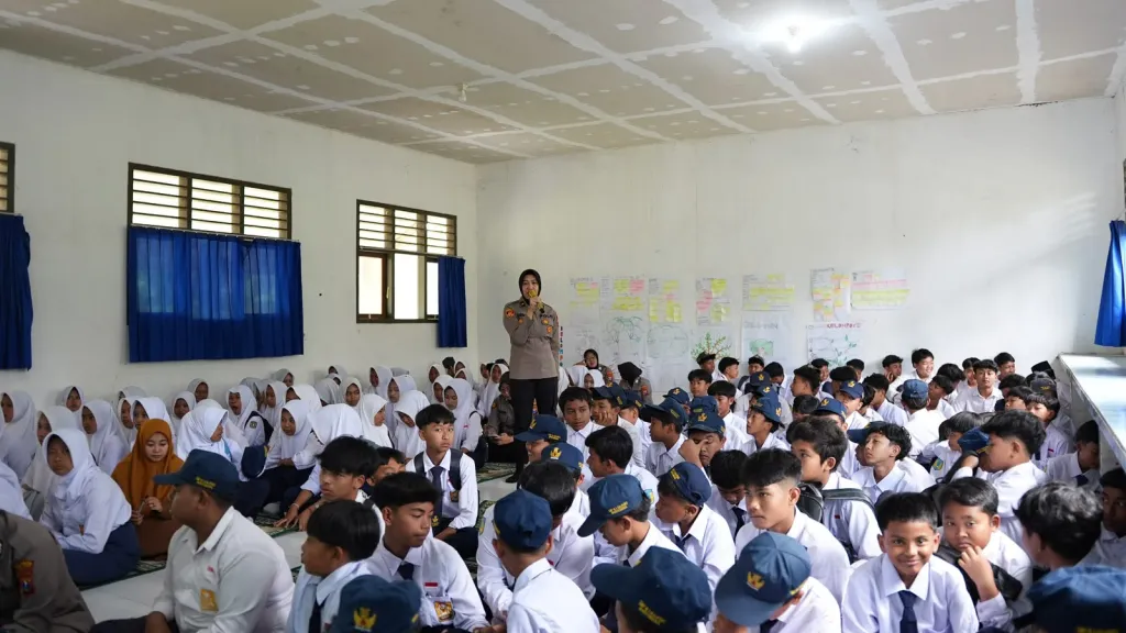 Sambangi SMPN 3 Kalipuro, Polwan Banyuwangi Beri Edukasi Kenakalan Remaja