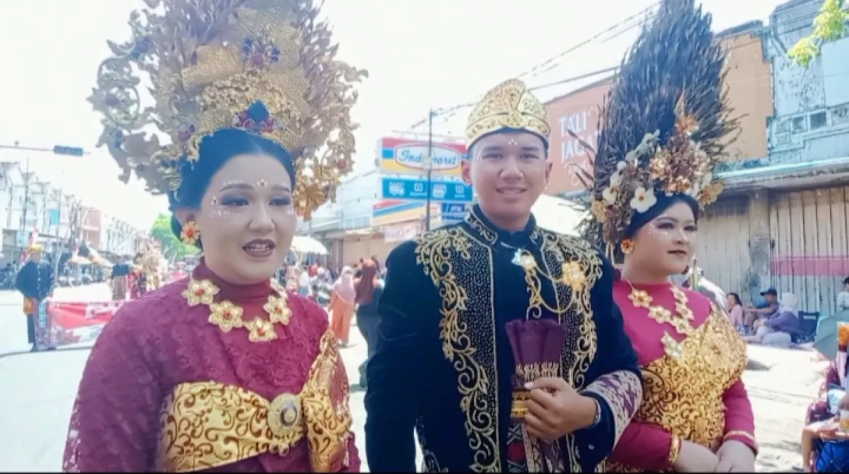 Tampil Mempesona dalam Pawai Budaya Umum, Desa Genteng Kulon Bawa Semangat Kebangsaan Berpadu Kearifan Lokal