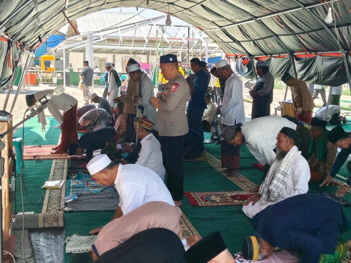 Usai Salat Jumat, Dansatgas SAR Brimob Makan Bersama Warga Terdampak Gempa di Reo