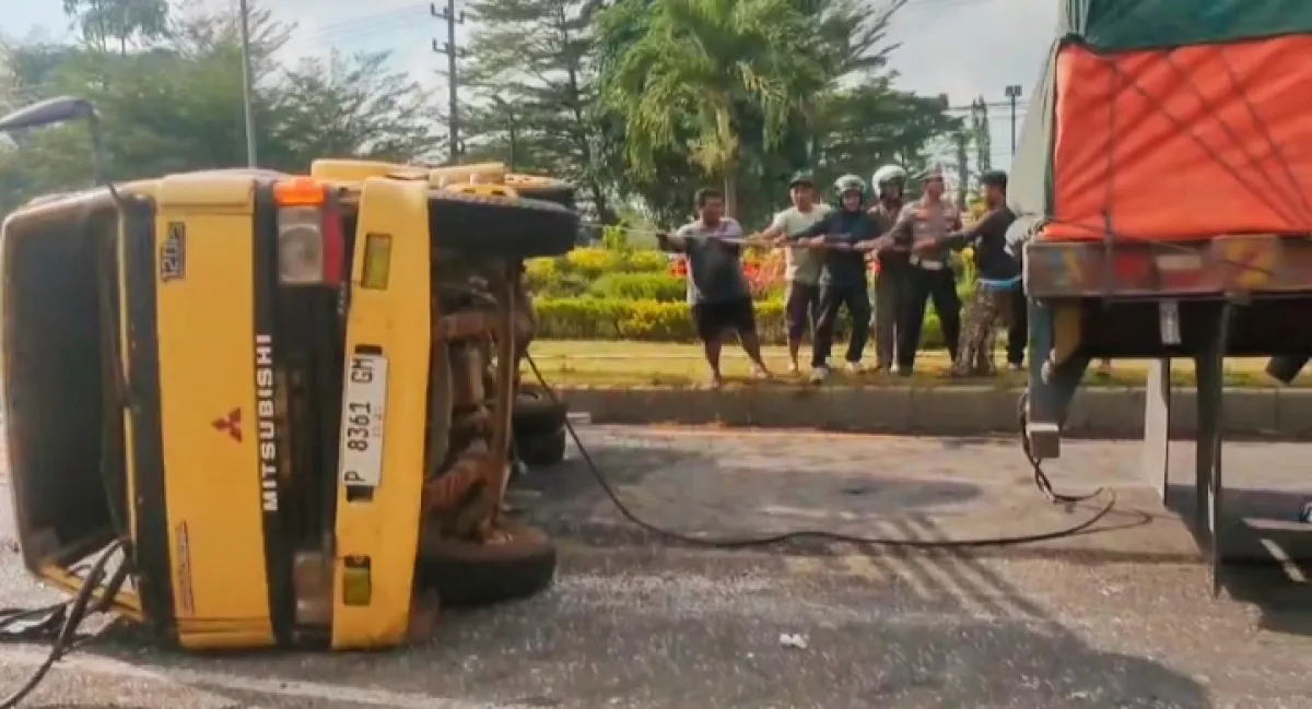 Truk Tangki Air Minum Terguling di Kedayunan, Satlantas Polresta Banyuwangi Sigap Evakuasi
