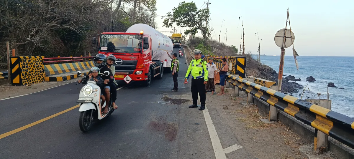 Hilang Kendali di Tikungan, Pemotor Yamaha R15 Tewas Usai Tabrak Truk di Ketapang