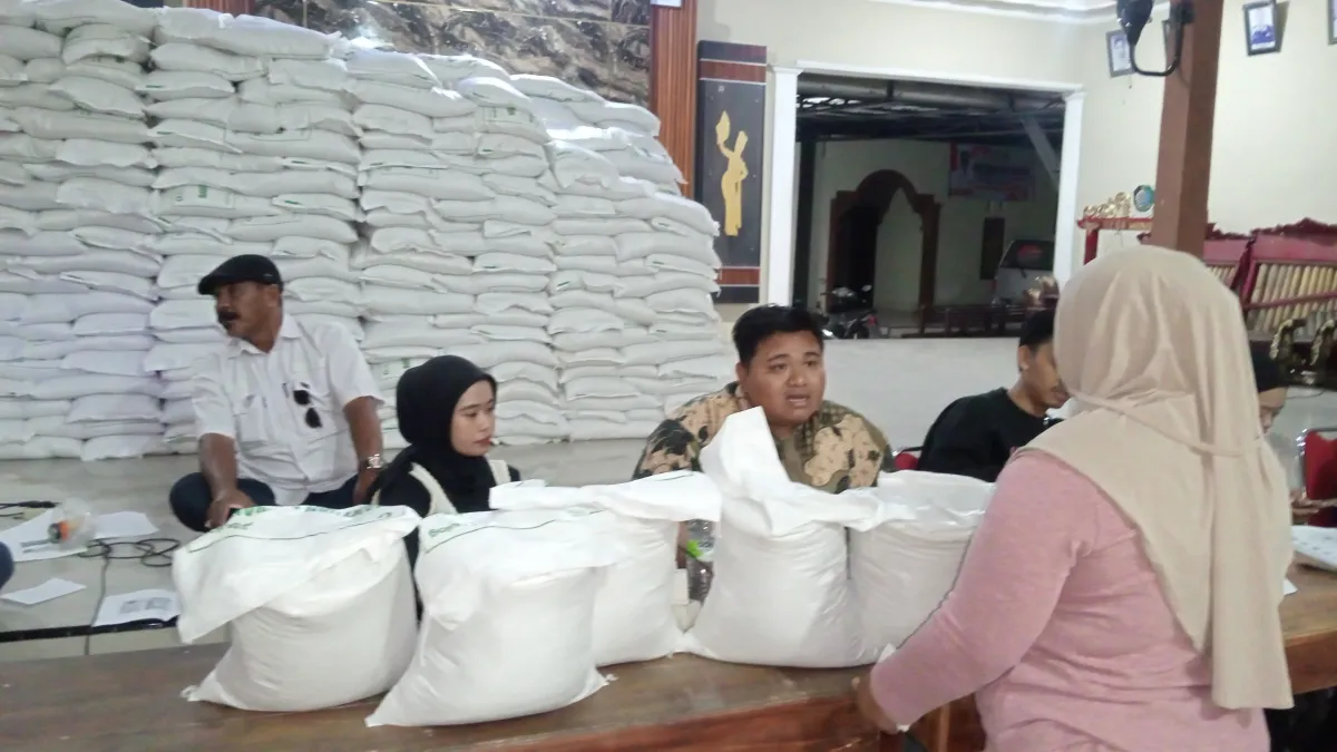 Ambil Bantuan Beras, Warga Lansia Wonosobo Sekaligus Perbarui Adminduk