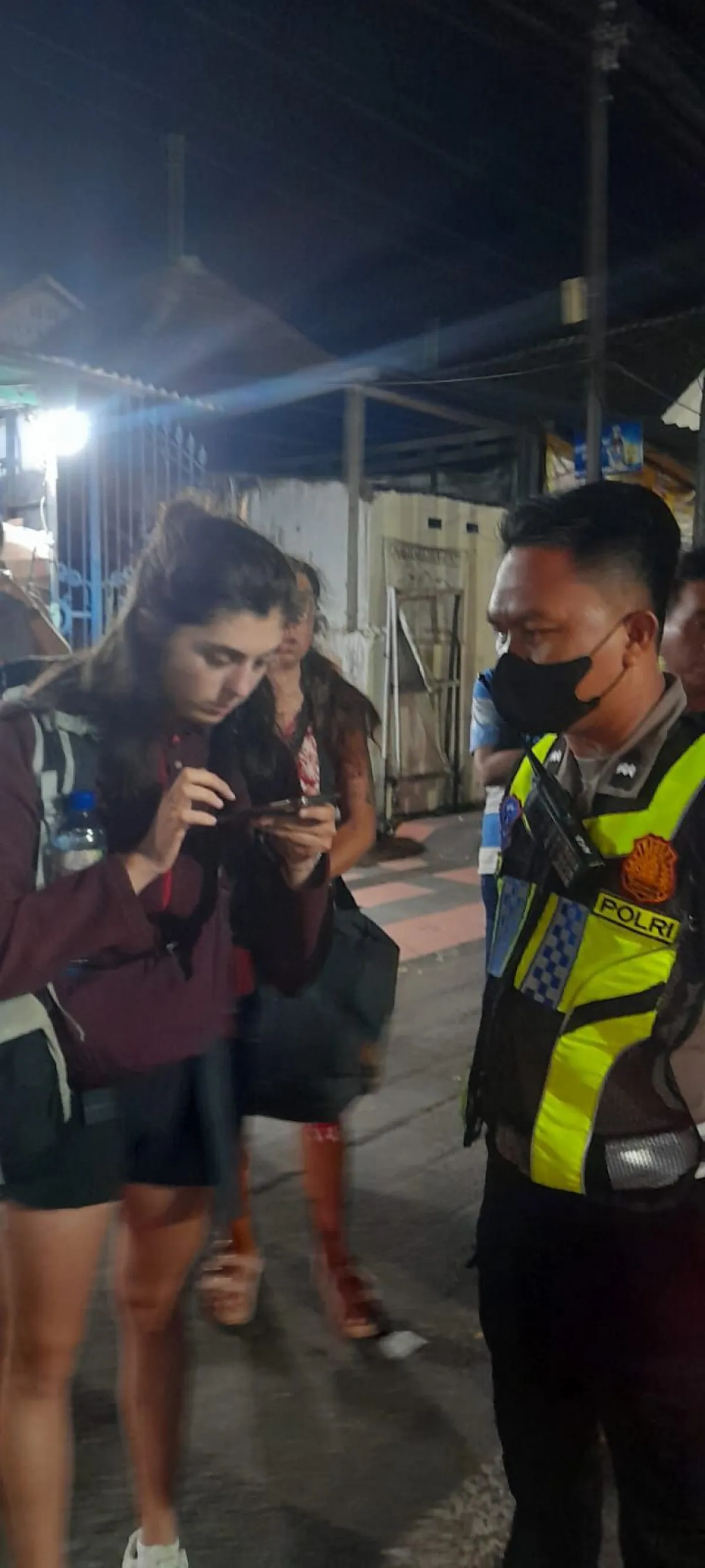 Di Tengah Kepadatan Ketapang, Polisi Bantu Wisatawan Mancanegara Mendapatkan Angkutan Umum