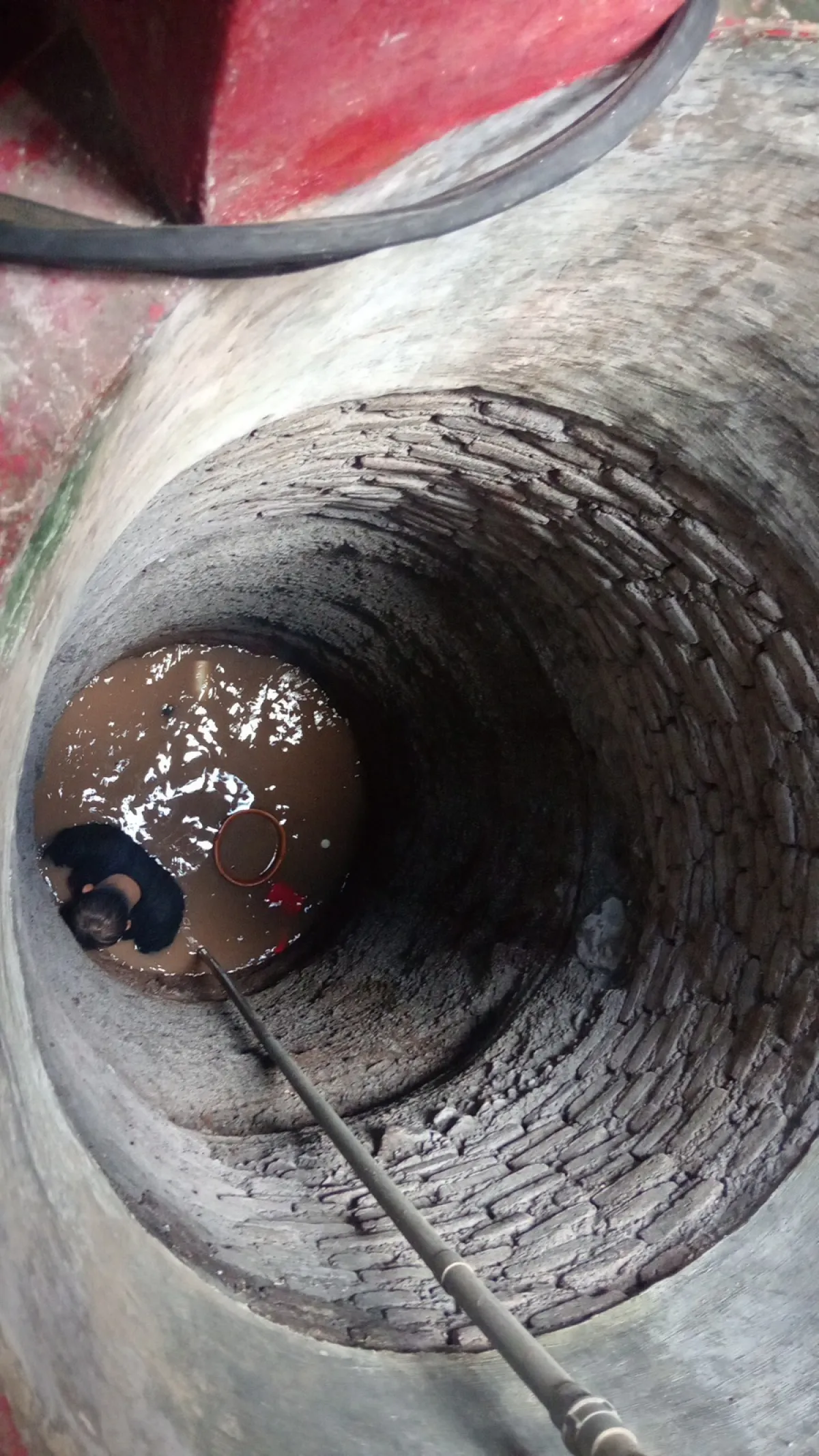 Sempat Mengamuk, Pria Tercebur ke Sumur Sedalam 6 Meter di Banyuwangi Berhasil Dievakuasi Selamat