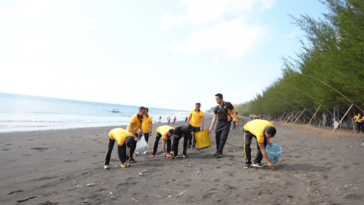 Sampah Pantai Dikumpulkan dan Dipilah, Aksi Bersih Polresta Banyuwangi di Pulau Santen Sasar Kenyamanan Pengunjung