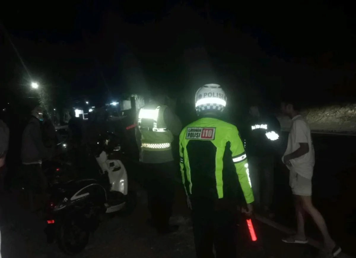 Hendak Menyeberang, Supra Berboncengan Tiga Disambar Scoopy di Bangsring Wongsorejo