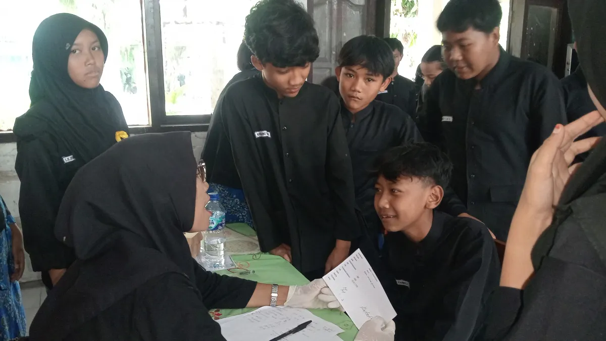 Ratusan Siswa SMPN 1 Tegaldlimo Jalani Skrining Kesehatan