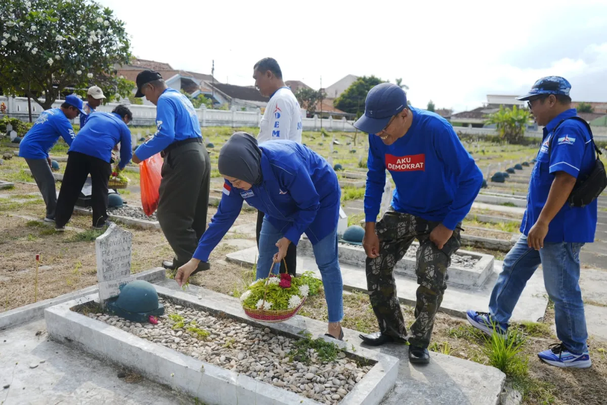 Sekretaris DPC Partai Demokrat Banyuwangi, Julisetyo Puji Rahayu menaburkan bunga di pusara sebagai simbol mengenang perjuangan serta pengorbanan para pahlawan.