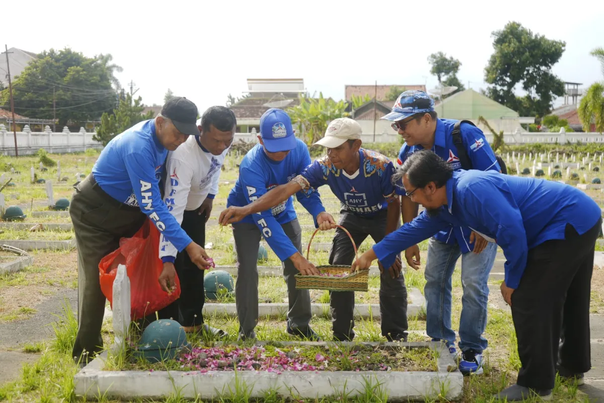 Momentum HUT ke-25, DPC Partai Demokrat Banyuwangi Ziarah dan Tabur Bunga di TMP Wisma Raga Satria