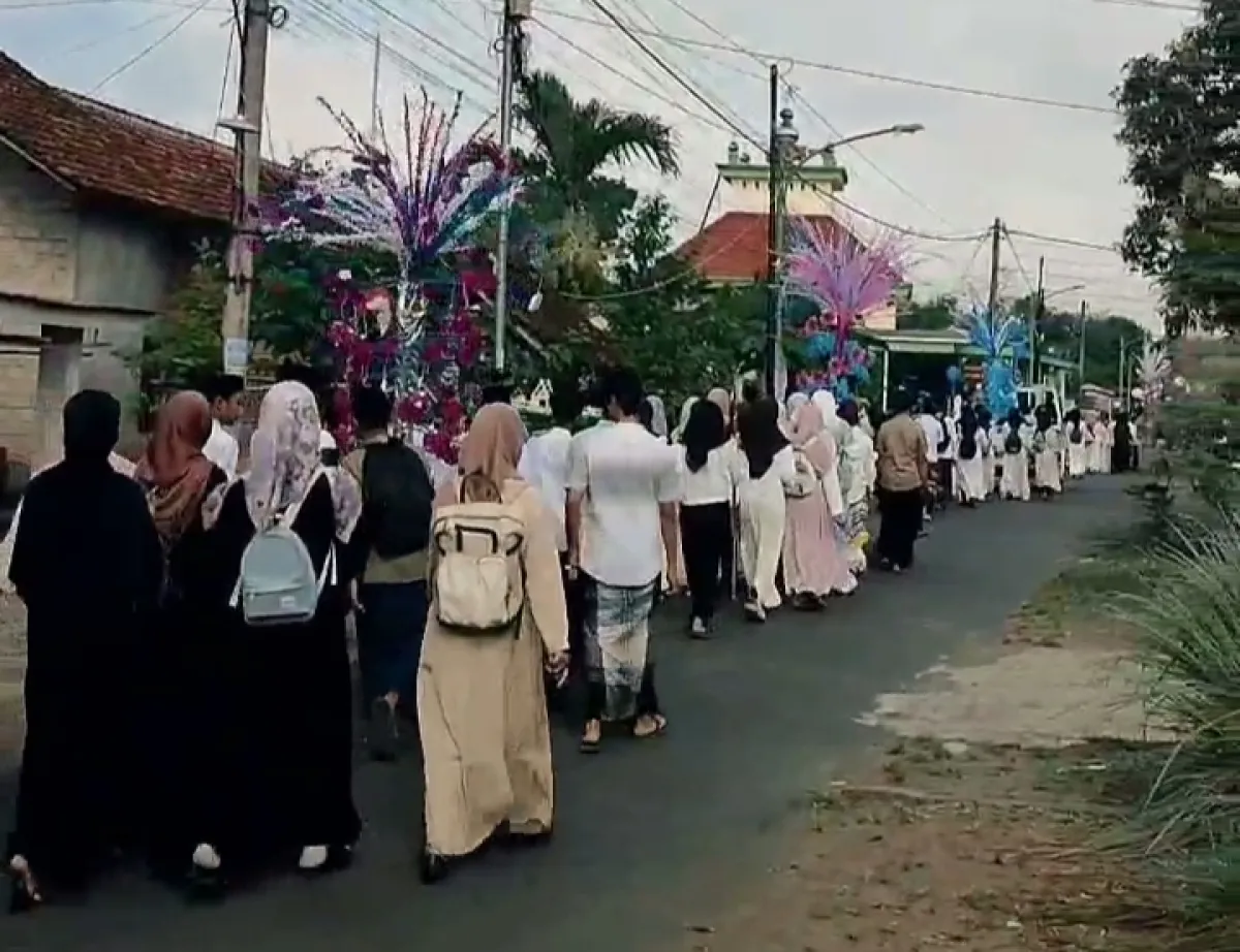 Ratusan peserta didik SMPN 2 Gambiran mengikuti pawai ta'aruf sembari membawa Endog-endogan, hiasan telur warna-warni khas tradisi Bumi Blambangan.