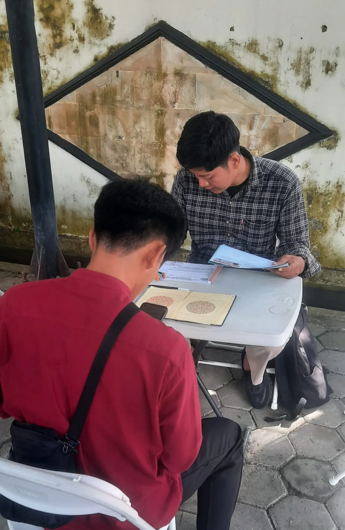 Salah satu pemohon Perpanjangan SIM tengah melakukan pemeriksaan rabun mata.
