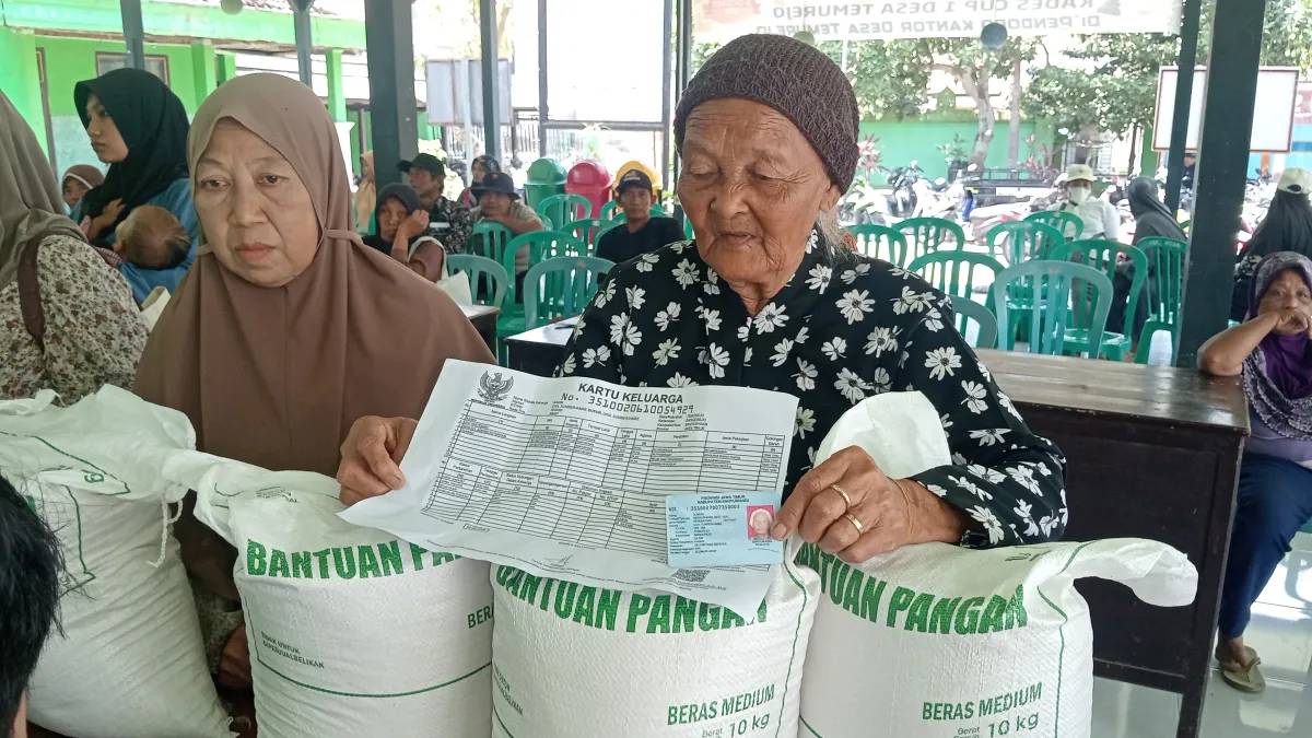 91 Tahun, Lansia Asal Temurejo Tetap Datang Ambil Bantuan Beras 30 Kg