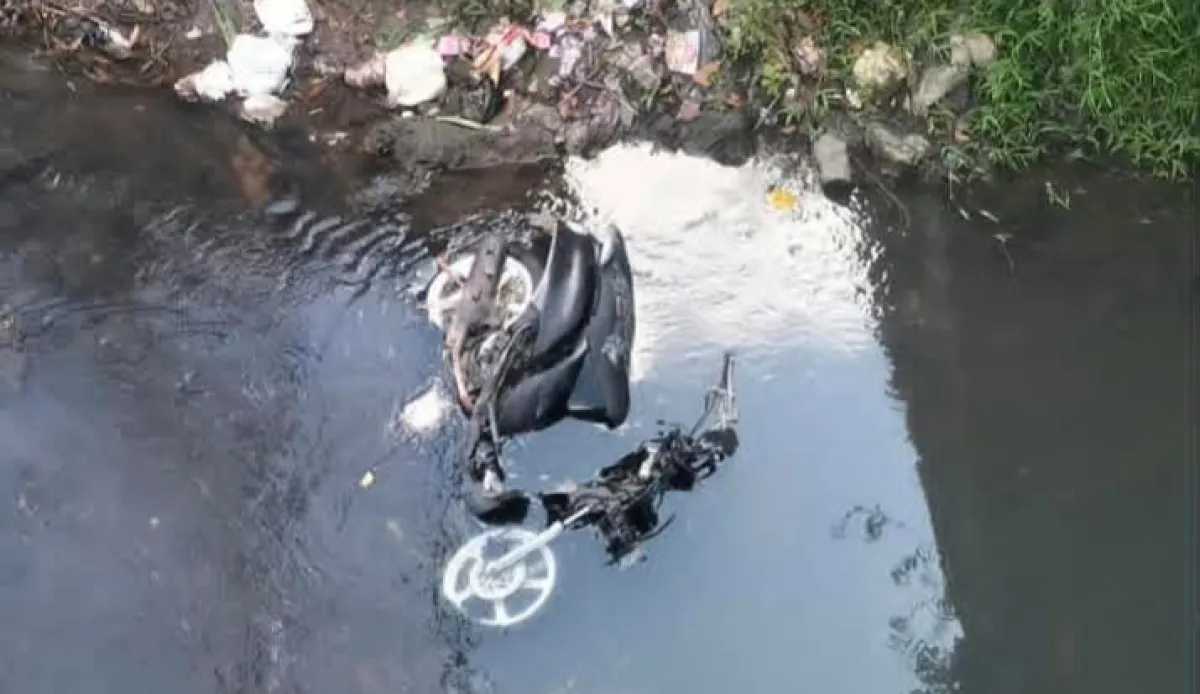 Motor Terperosok ke Bawah Jembatan di Sukopuro, Damkarmat Srono Turun Tangan Evakuasi