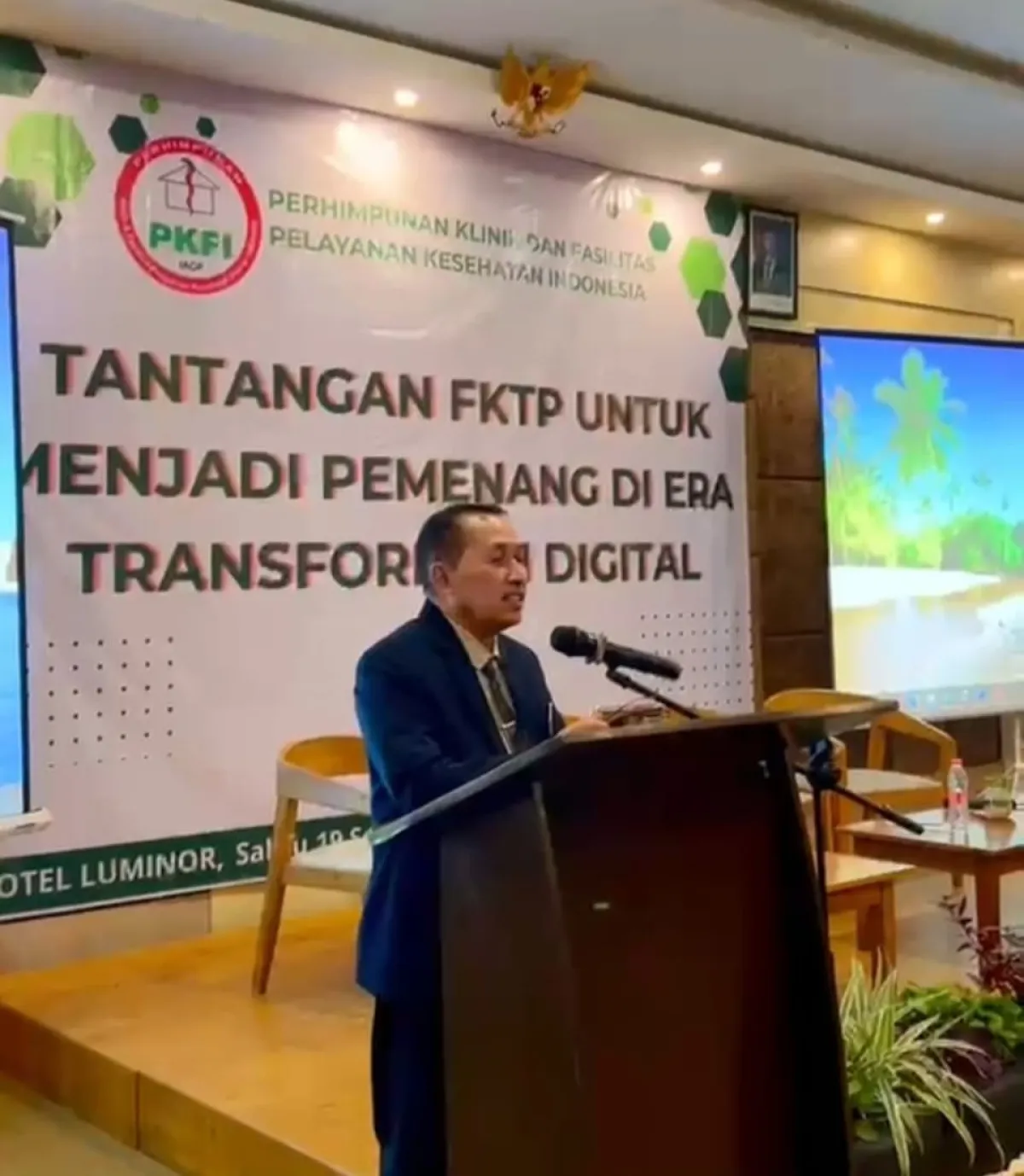 Ketua PKFI Cabang Banyuwangi, dr. Taufiq Hidayat, M.Kes., Sp.And(K), FISQua, menyampaikan pesan dan amanatnya kepada seluruh peserta seminar.