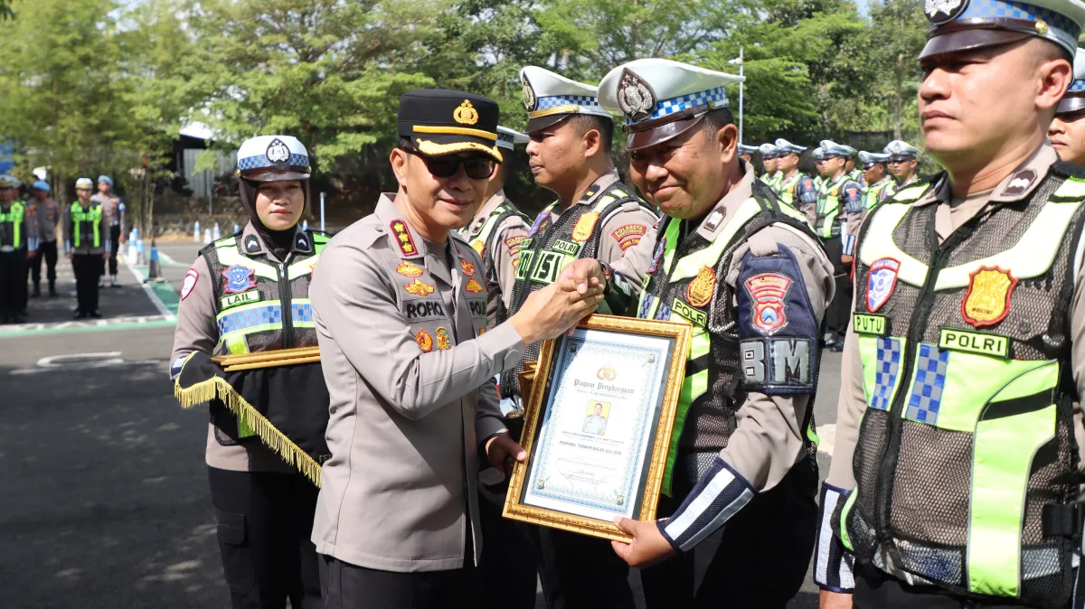 Hari Lalu Lintas Bhayangkara ke-71, Polresta Banyuwangi Beri Penghargaan kepada Personel Berprestasi