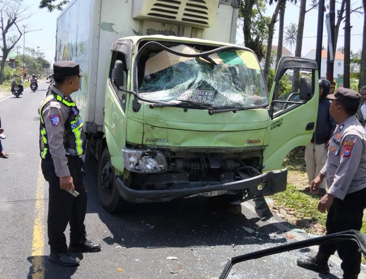 Oleng di Tikungan Glenfalloch, Pick Up L300 Adu Moncong dengan Truk Hino