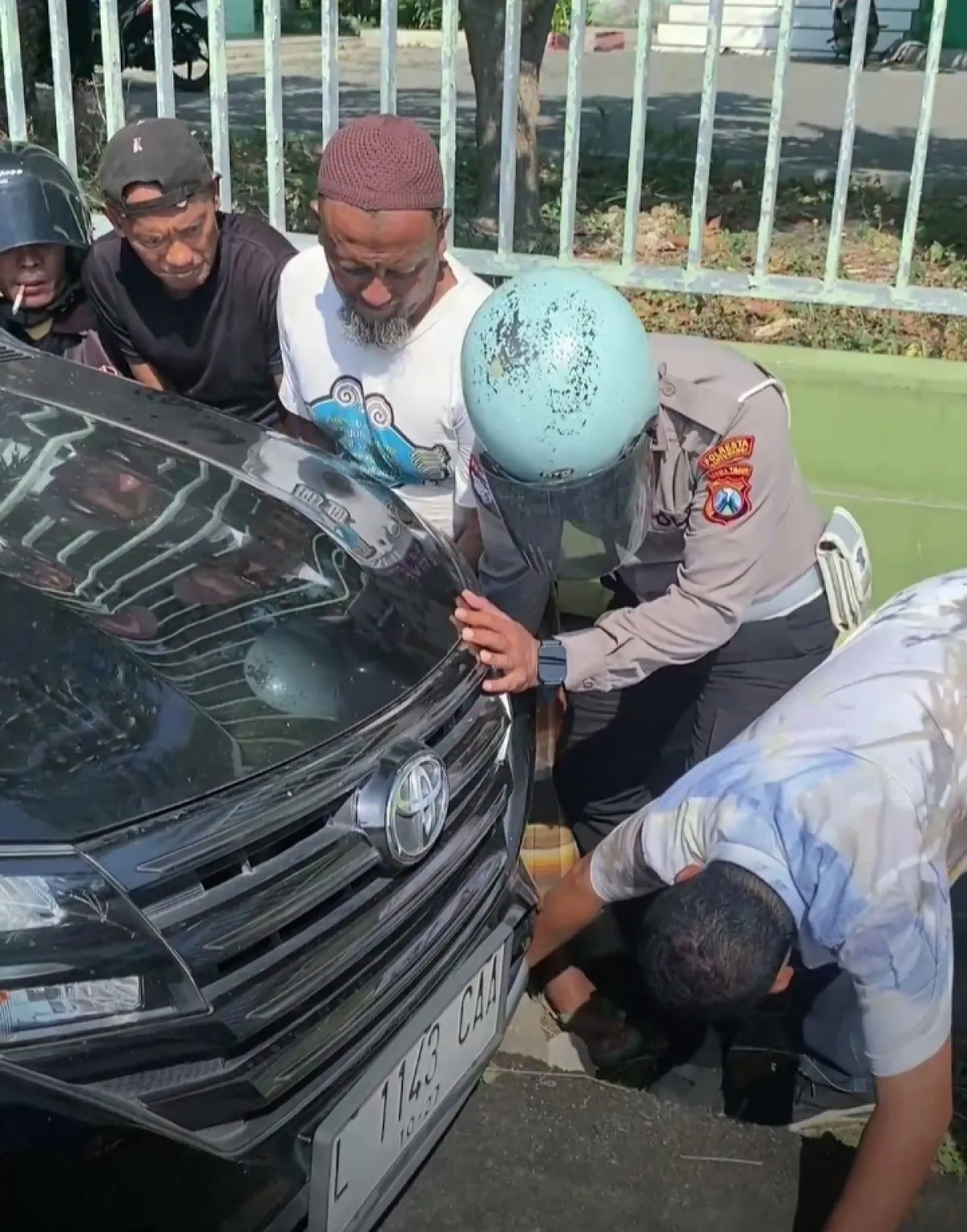 Sigap, Personel Satlantas Polresta Banyuwangi Bantu Evakuasi Mobil Terperosok