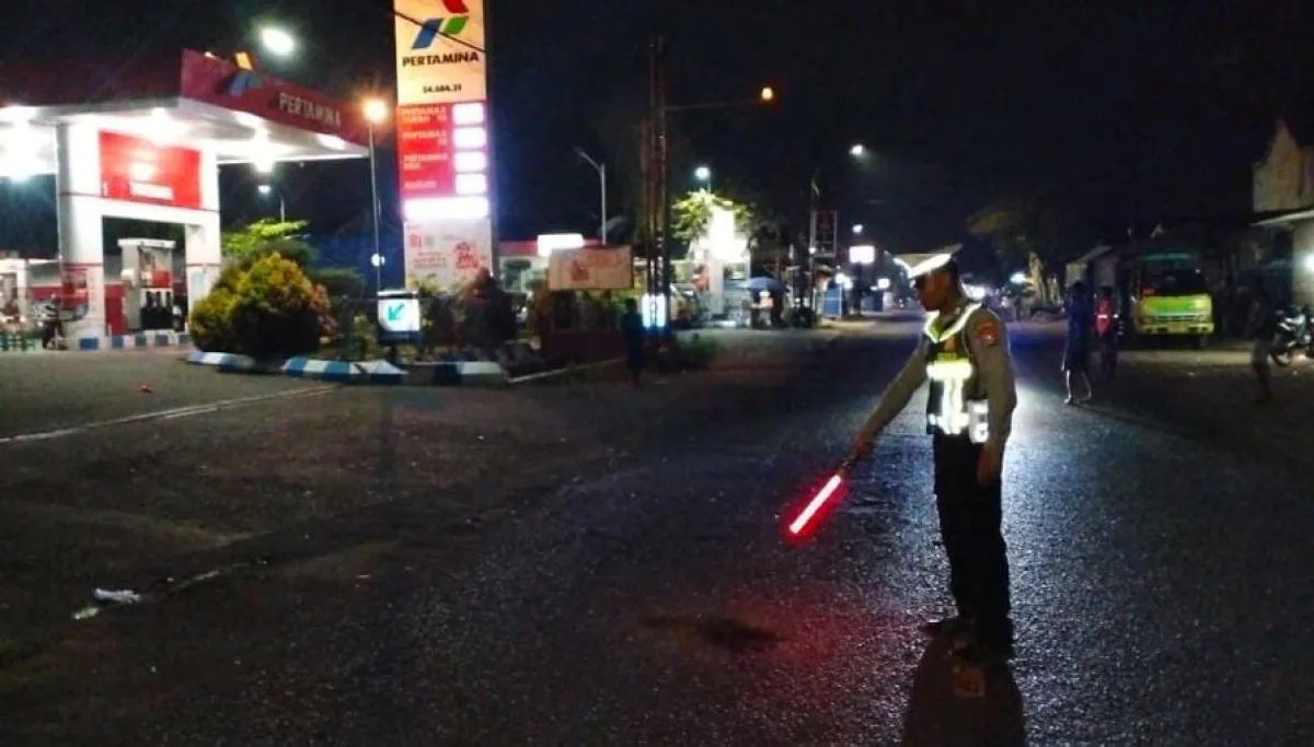 Dua Motor Tabrakan di Depan SPBU Kalibaru, Lansia Meninggal Dunia, Pelajar 15 Tahun Tak Sadarkan Diri