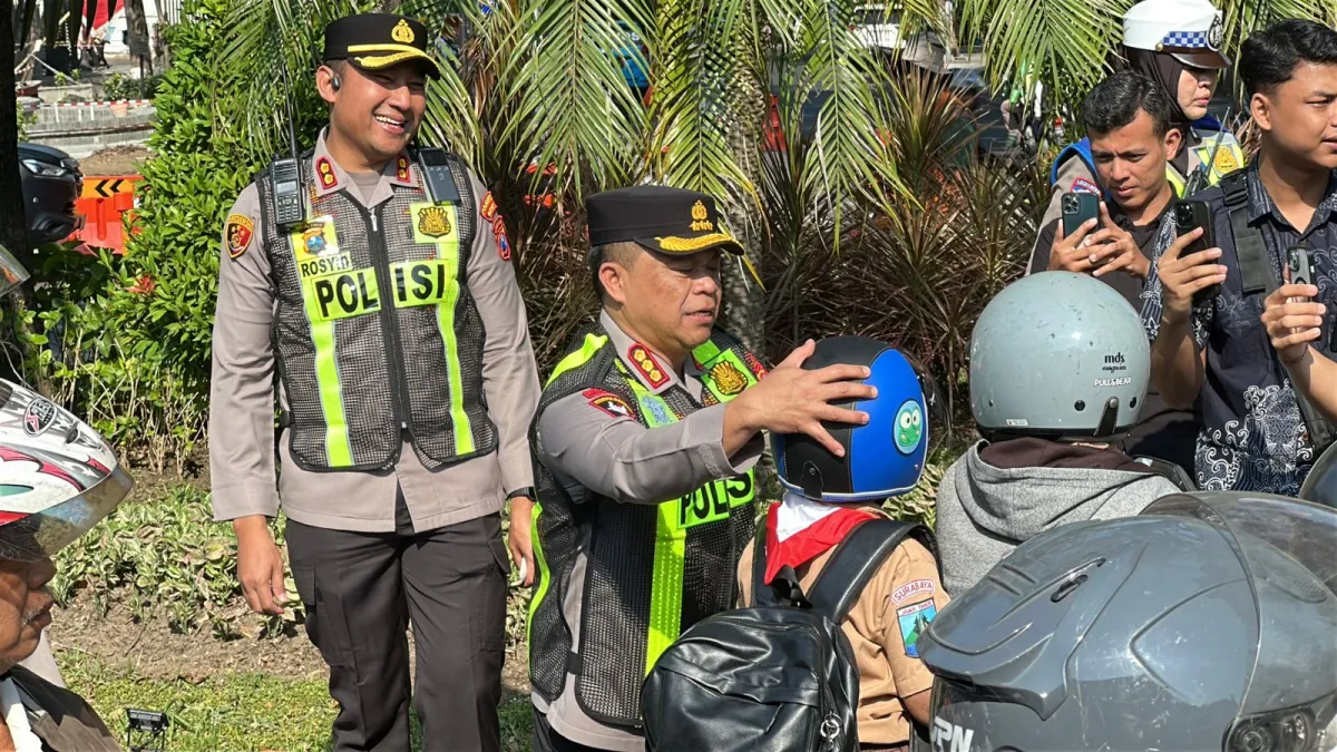 Tertib Berlalu Lintas Berbuah Apresiasi, Kapolrestabes Surabaya Bagikan Helm Gratis kepada Pengendara