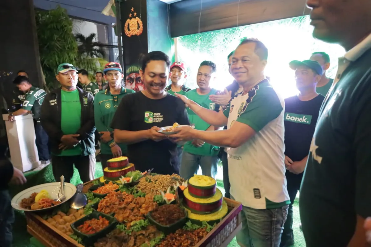 Kapolrestabes Surabaya Resmikan Posko BDRT, Perkuat Sinergi dan Kebersamaan Bersama Bonek