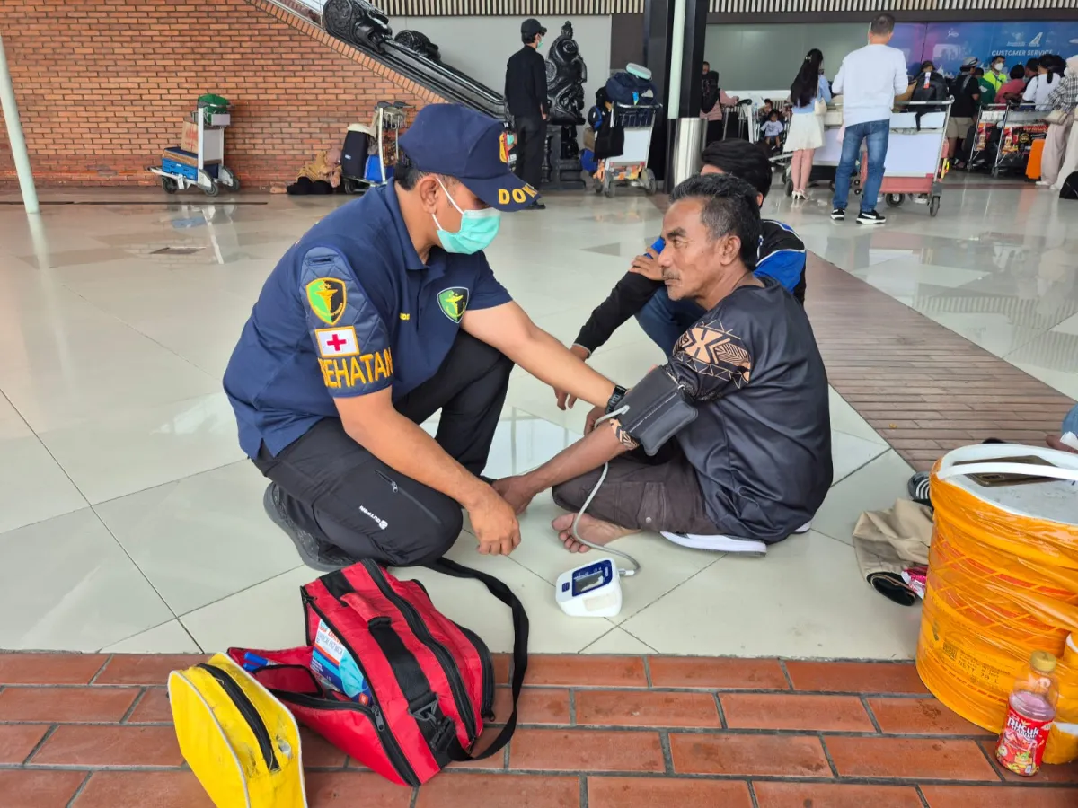 Polresta Bandara Soetta Beri Layanan Kesehatan dan Masker Gratis untuk Penumpang Pesawat yang Tertunda Akibat Erupsi Ana