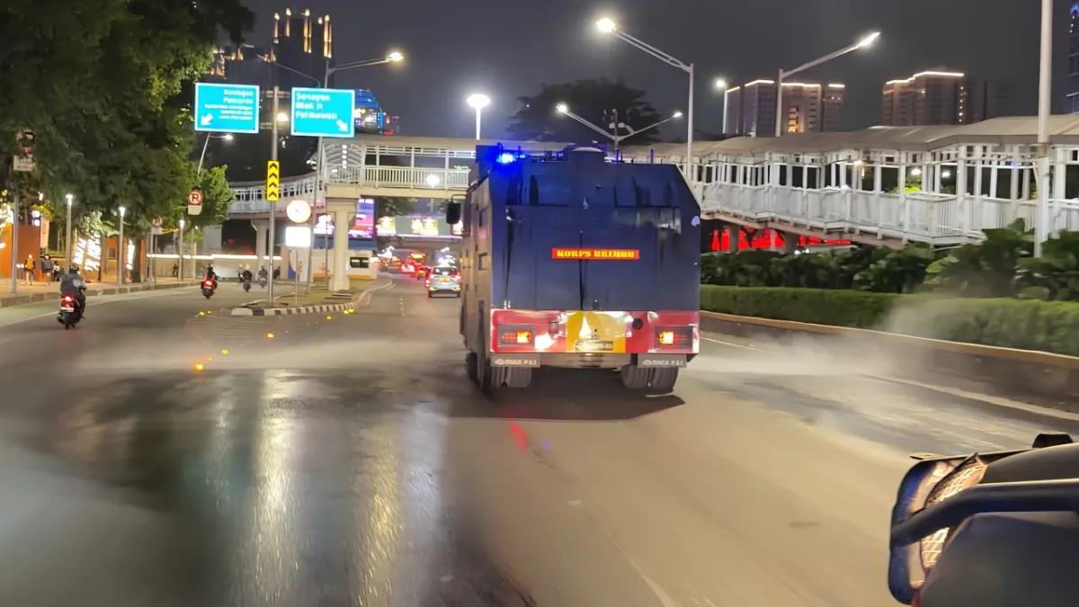 Brimob Polda Metro Jaya Semprot Jalan dan Bagikan Masker Antisipasi Abu Vulkanik Anak Krakatau