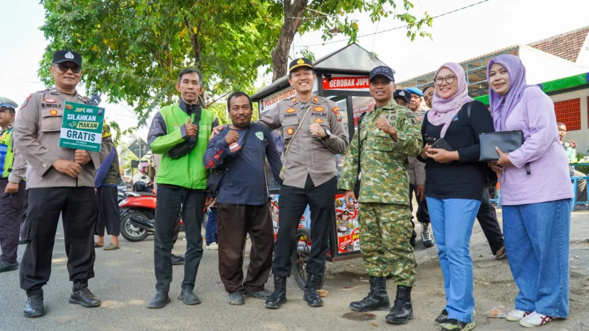 Aksi Inovatif Polsek Gubeng Hadirkan Gerobak JUPE, Bagikan 150 Paket Nasi Bungkus Langsung Dipinggir Jalan