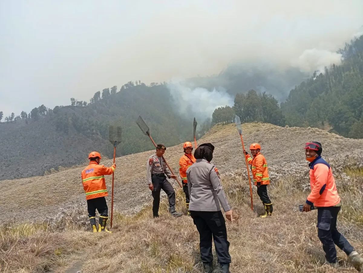Polres Probolinggo Kembali Terjunkan Personel Tangani Karhutla di Blok Pengol Gunung Bromo