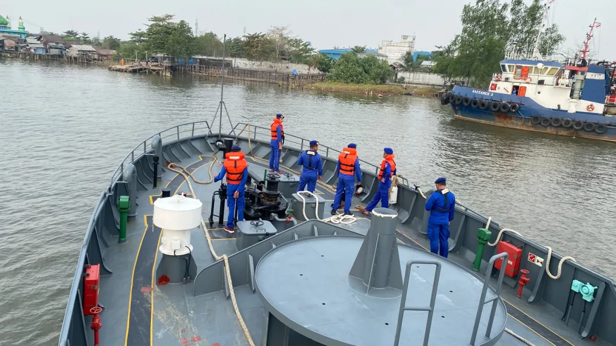 Gelombang Kurang Bersahabat, Kapal Polri Tetap Sisir Laut Bersama Tim Sar Cari Korban Km Virgo Transport 8