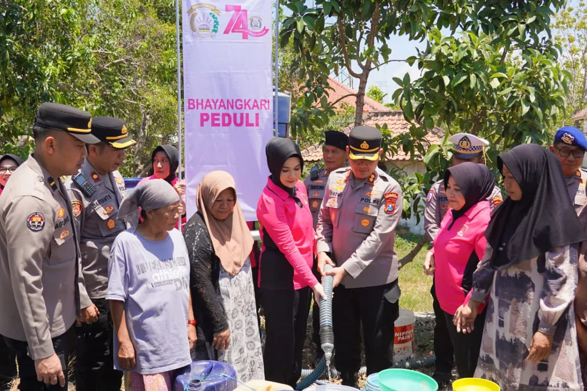Kekeringan Meluas, Polres Bangkalan Distribusikan 48.000 Liter Air Bersih di 2 Kecamatan Krisis Air