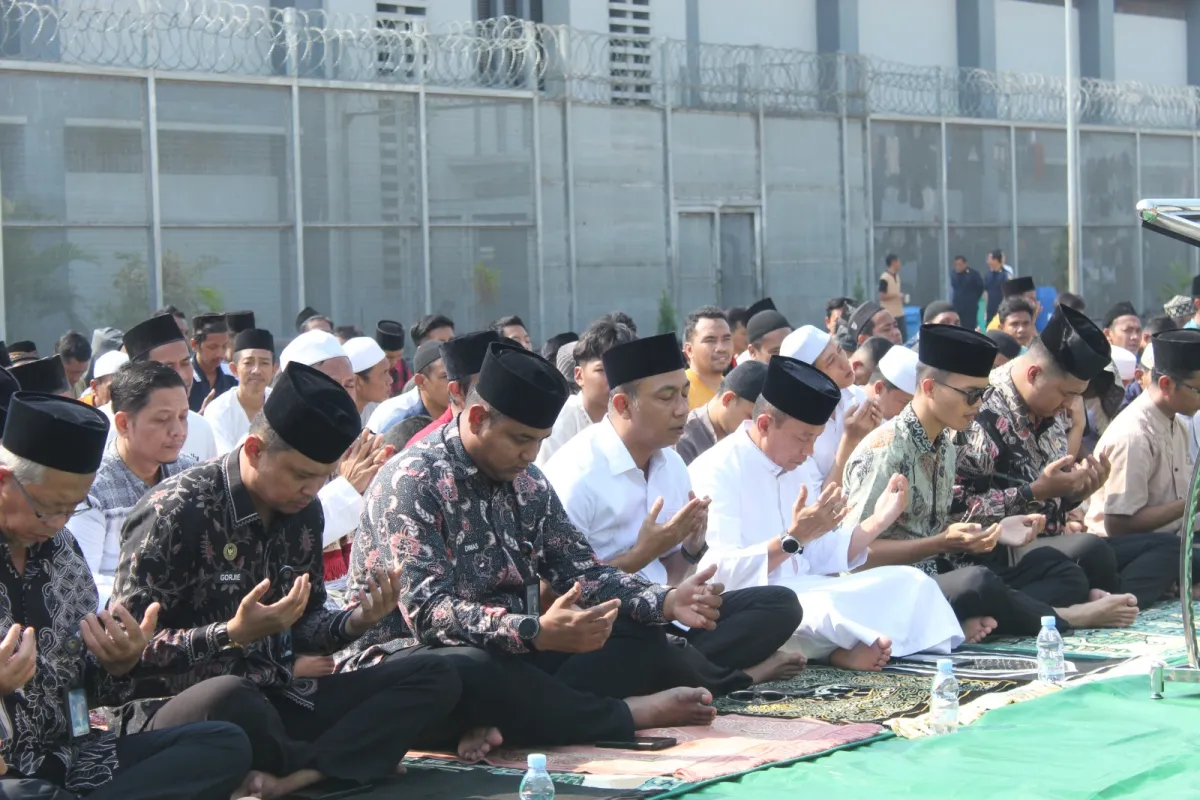 Kemarau Panjang, Ratusan Penghuni dan Petugas Rutan Surabaya Salat Istisqa