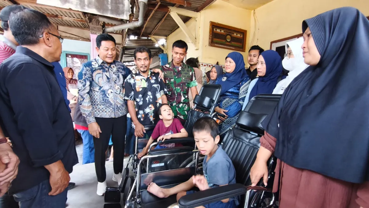 Bupati Subandi Hadir Langsung, Berikan Bantuan Kursi Roda bagi Warga Kecamatan Sidoarjo