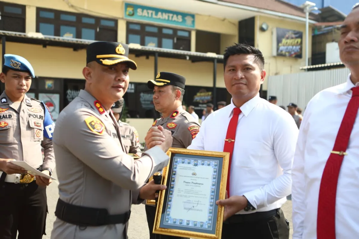 Redam Konflik SARA hingga Ungkap Narkoba, 12 Personel Polres Tanjung Perak Terima Penghargaan