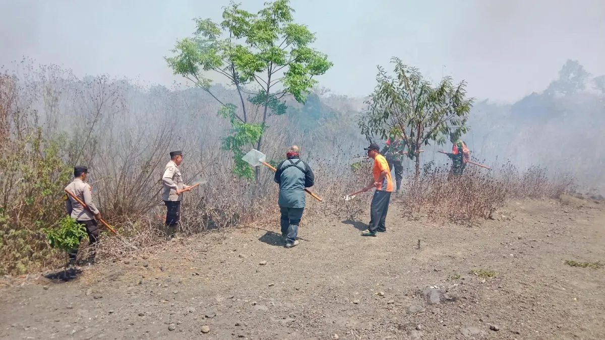 Sinergi Polres Bondowoso dan Tim Gabungan Padamkan Karhutla di Kawasan Wisata Black Lava Ijen