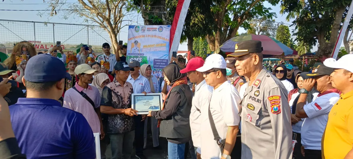 Bupati Ipuk Fiestiandani memberikan bantuan kepada salah satu warga dalam gelaran Gowes Bareng Bupati.